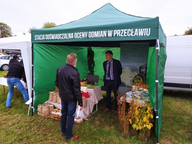 Na zdjęciu 2 znajduje się stoisko w namiocie SDOO Przecław, przy którym specjalista udziela indywidualnie porady dla rolników. 