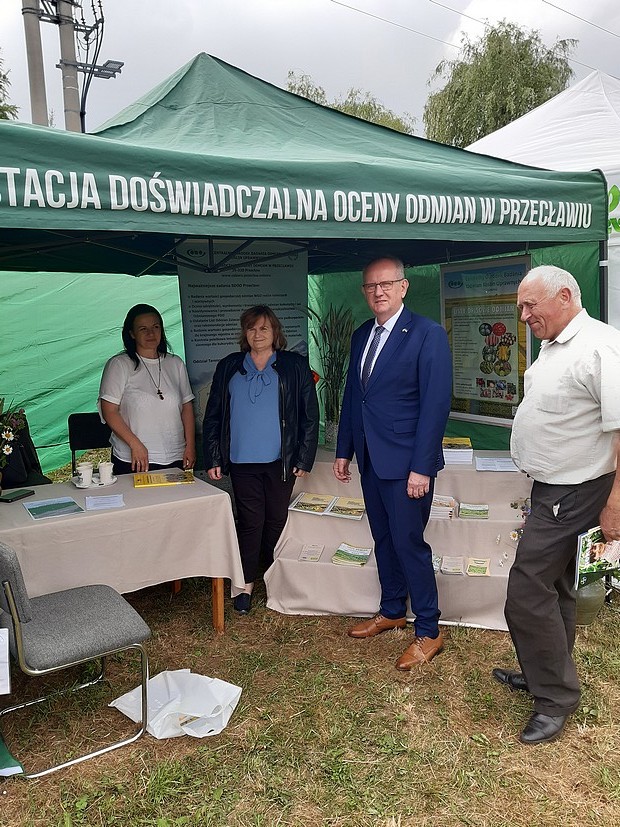 Zdjęcie 2 przedstawia obsługujących stoisko specjalistów i odwiedzającego Pana Fryderyka Kapinosa - Posła RP