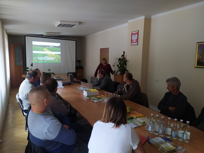 grupa rolników podczas prelekcji na Sali konferencyjnej SDOO w przeclawiu